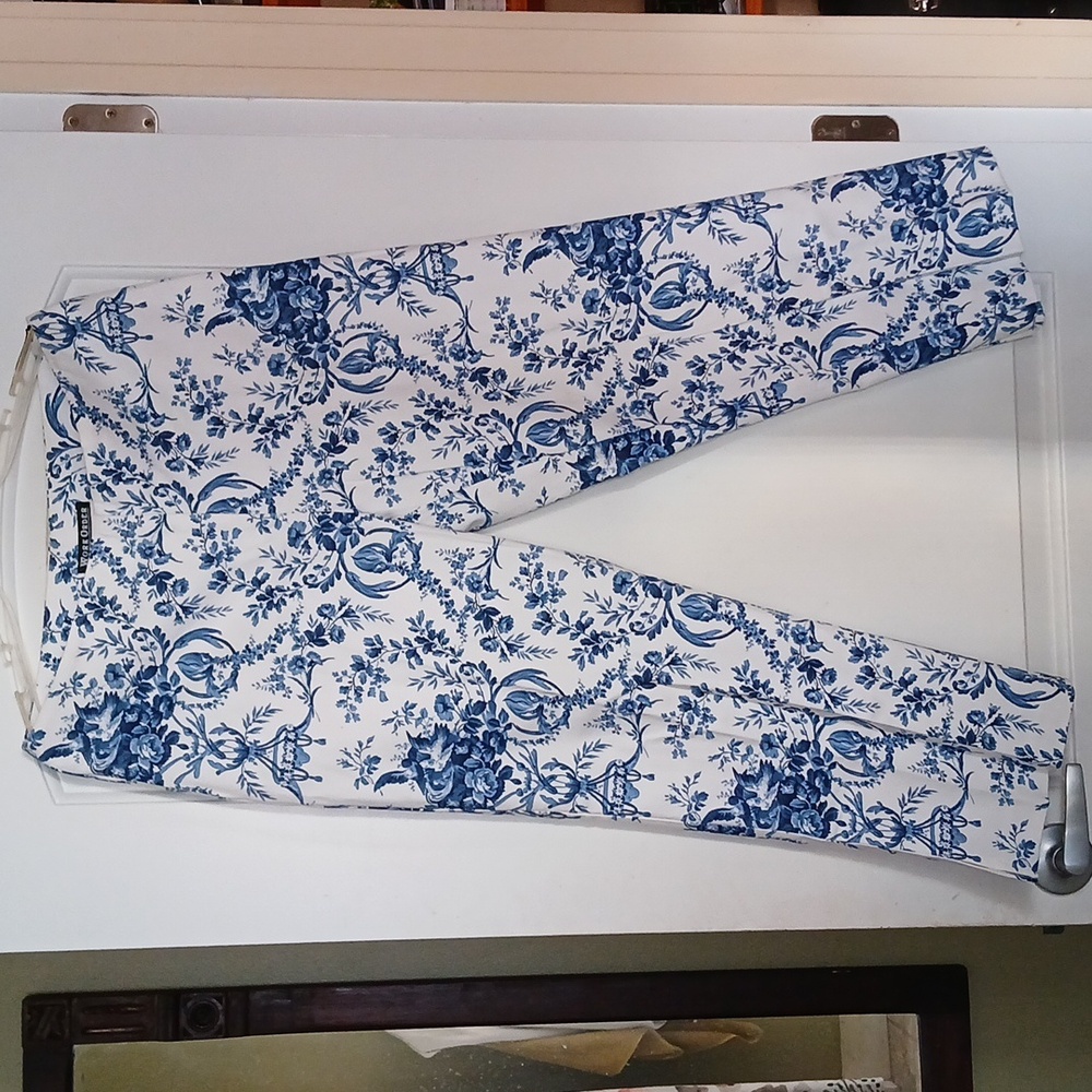 Blue and white Toile cropped pants